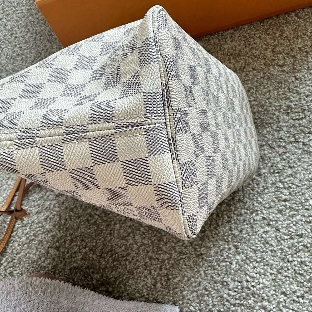 Louis Vuitton Neverfull Rose Ballerine MM White
Damier Azur Canvas - Picture 4 of 13